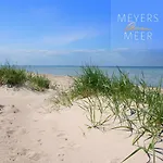 Feriehus Schwarzes Holzferienhaus Mit Sauna In -- Sonneneck -- 500m Zum Ostsee-strand, 4 - 6 Personen *