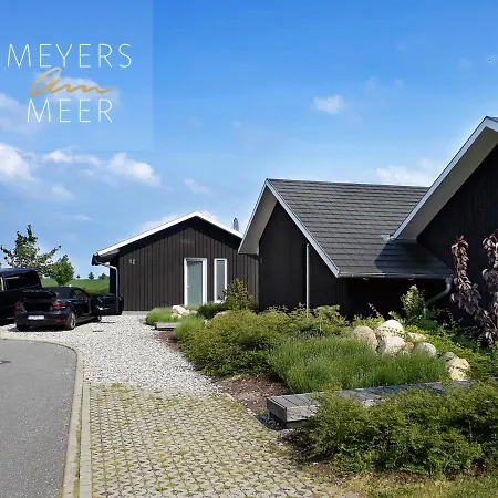 Ferienhaus Schwarzes Holzferienhaus Mit Sauna In -- Sonneneck -- 500m Zum Ostsee-strand, 4 - 6 Personen