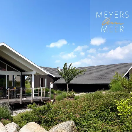 Schwarzes Holzferienhaus Mit Sauna In -- Sonneneck -- 500m Zum Ostsee-strand, 4 - 6 Personen 齐罗