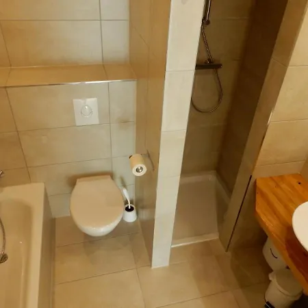 Schwarzes Holzferienhaus Mit Sauna In -- Sonneneck -- 500m Zum Ostsee-strand, 4 - 6 Personen 齐罗