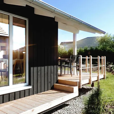 Schwarzes Holzferienhaus Mit Sauna In -- Sonneneck -- 500m Zum Ostsee-strand, 4 - 6 Personen Holiday home